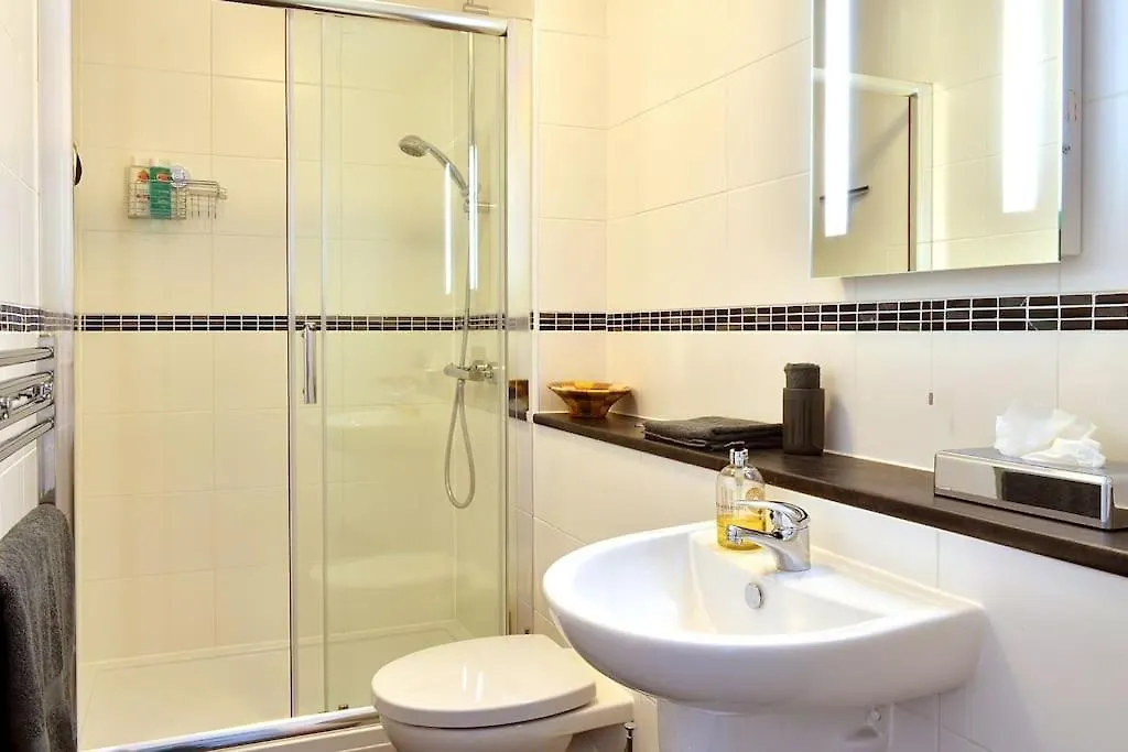 **Spotless, Bright 2 Double Bed, Period Features** Apartment Bath